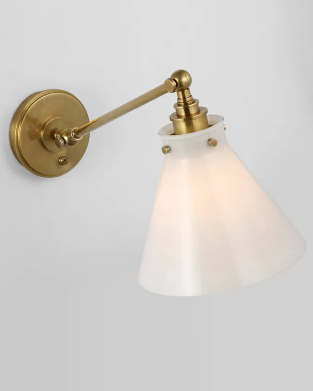 Parkington vägglampa antik mässing/vit risnedsättning